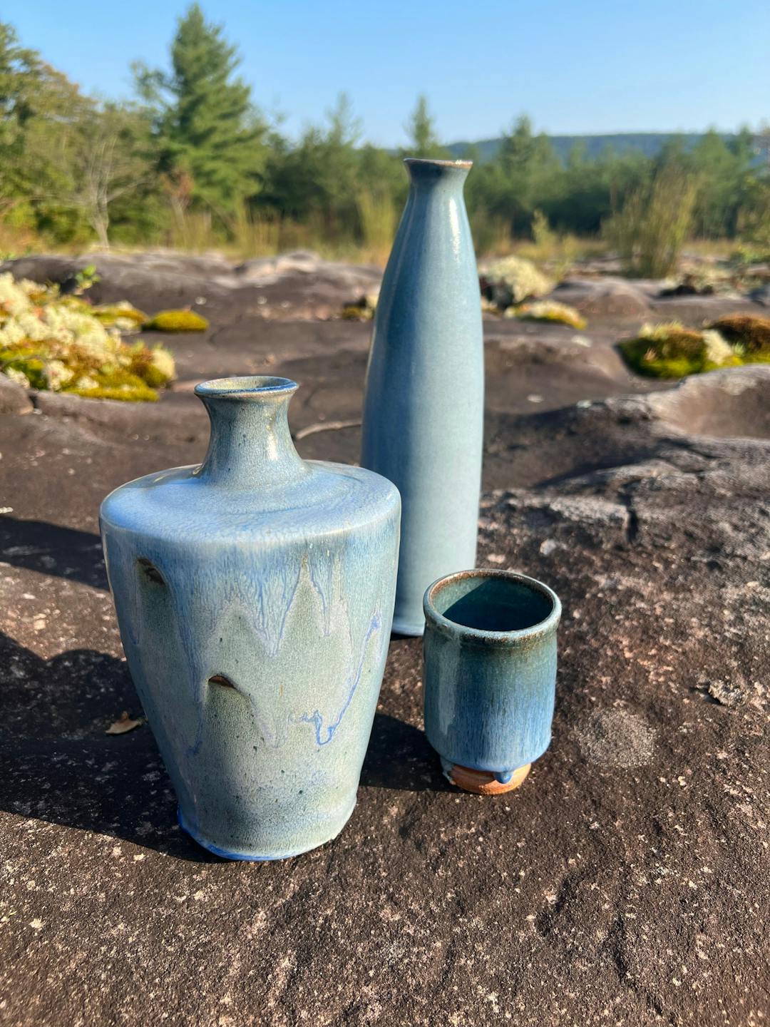 Sky blue vases and a dark blue cup set